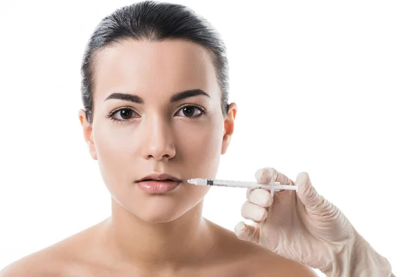 Imagem cortada de cosmetologista fazendo injeção de beleza em lábios meninas isolados em branco — Fotografia de Stock