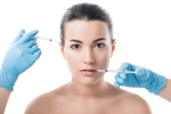 Cosmetologists que fazem injeções da beleza para a menina bonita isolada no branco — Fotografia de Stock