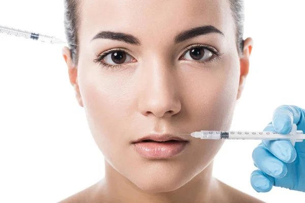 Cosmetologists que fazem injeções da beleza para a menina bonita isolada no branco — Fotografia de Stock