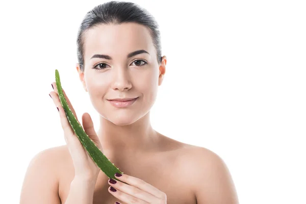 Menina bonita segurando folha de aloe vera e olhando para a câmera isolada no branco — Fotografia de Stock