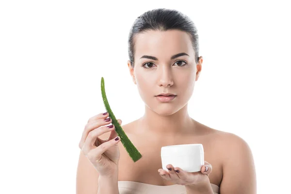 Hermosa chica sosteniendo aloe vera hoja y crema aislado en blanco - foto de stock