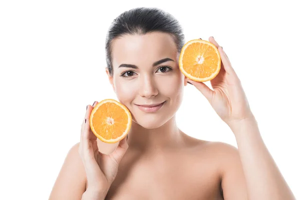 Привабливі усміхнений оголена дівчина з очищену шкіру обличчя, що проведення помаранчеві штук, ізольовані на білому — стокове фото