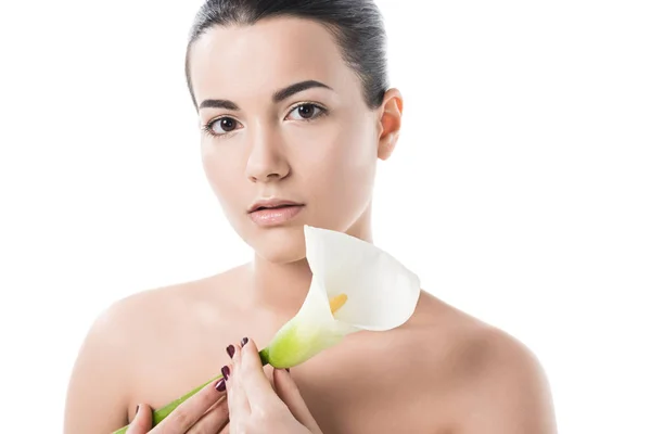 Beautiful naked girl holding white calla flower and looking at camera isolated on white — Stock Photo