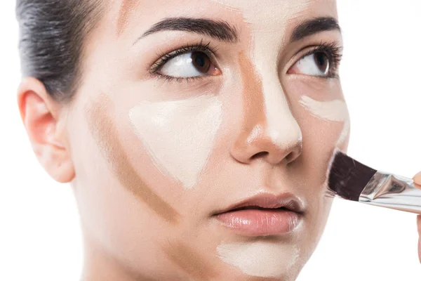 Abgeschnittenes Bild von Visagisten, die Make-up für Mädchen machen, isoliert auf Weiß — Stockfoto
