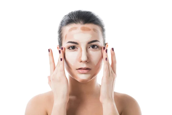 Attraente ragazza applicando fondotinta crema sul viso isolato su bianco — Foto stock