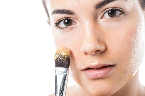 Schöne Mädchen Anwendung Honig Maske auf Gesicht mit Pinsel isoliert auf weiß — Stockfoto