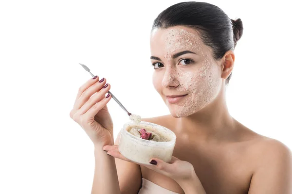 Hermosa chica sosteniendo cepillo y rosas exfoliante aislado en blanco - foto de stock