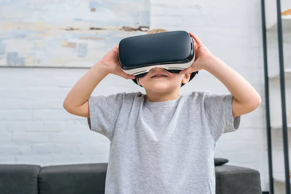 Menino usando fone de ouvido de realidade virtual — Fotografia de Stock