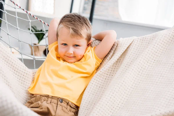 Niño tendido en hamaca de cuerda - foto de stock