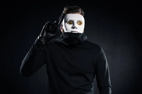 Ladro in maschera e bitcoin su occhi con pistola — Foto stock