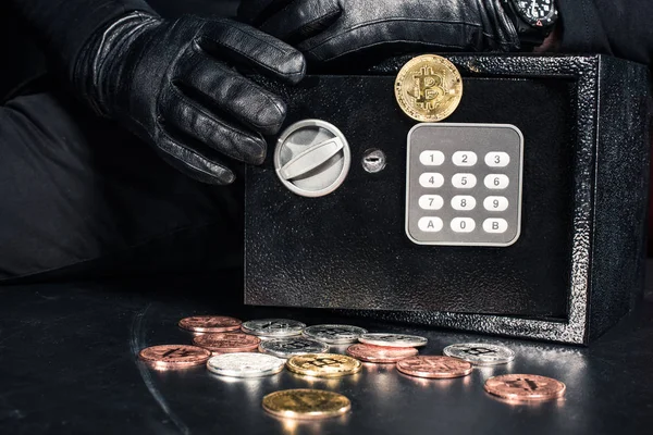 Vue rapprochée de l'homme ouverture coffre-fort avec Bitcoin crypto-monnaie — Photo de stock