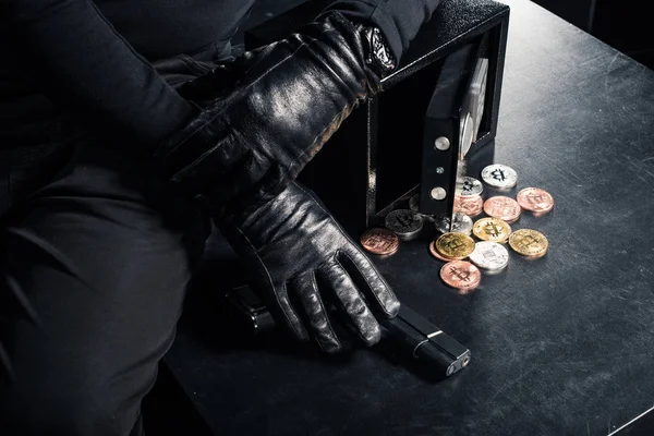 Vue rapprochée de l'ouverture criminelle coffre-fort avec Bitcoin crypto-monnaie — Photo de stock