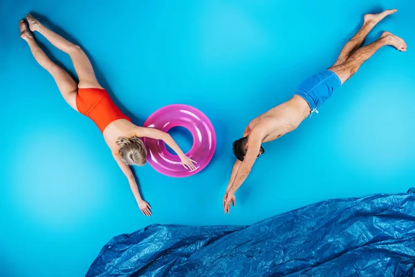 Giovane coppia nuotare in immaginare mare blu, concetto di vacanza estiva — Foto stock