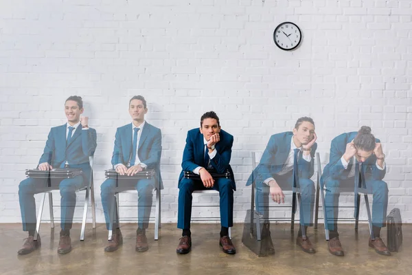 Collage con imágenes descoloridas de candidato esperando entrevista con diferentes emociones - foto de stock