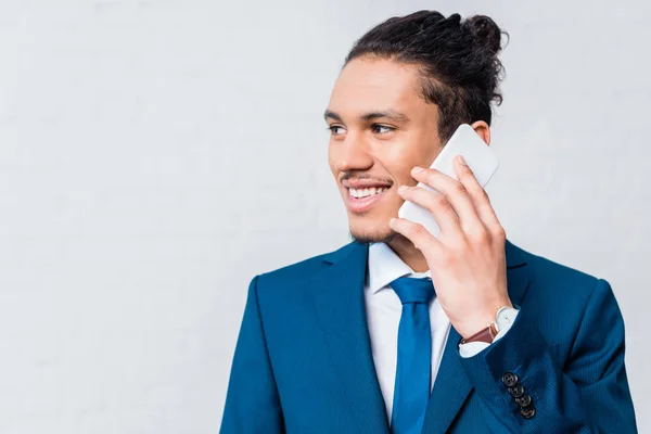 Uomo afroamericano in giacca e cravatta parlare al telefono — Foto stock