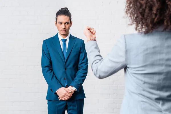 Prepotente donna d'affari minacciando il suo collega maschio — Foto stock