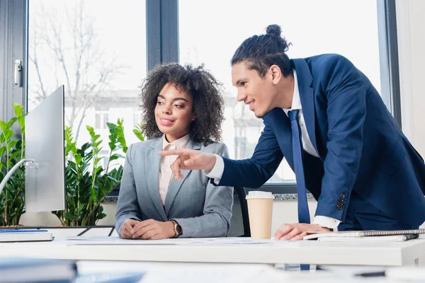 Homme d'affaires et femme d'affaires regardant l'écran d'ordinateur sur la table de bureau — Photo de stock