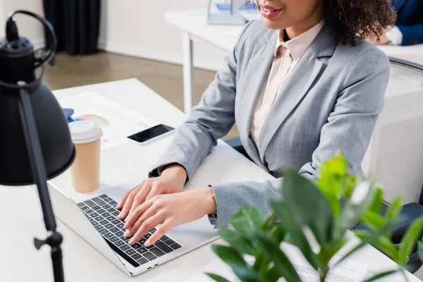 Visão de close-up da mulher digitando no teclado do laptop por mesa de escritório — Fotografia de Stock