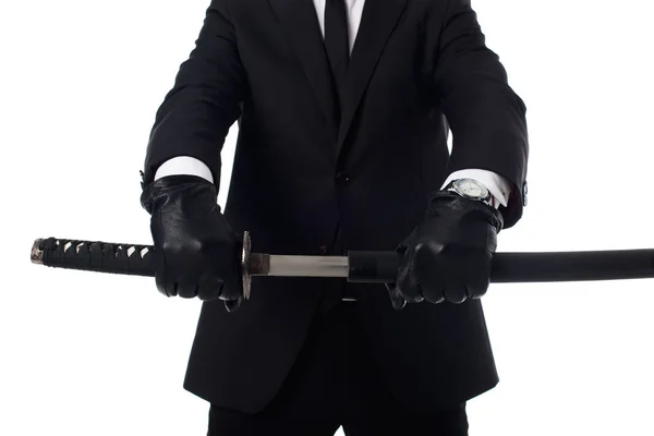 Tiro recortado de agente en guantes y traje con katana en manos aisladas en blanco - foto de stock