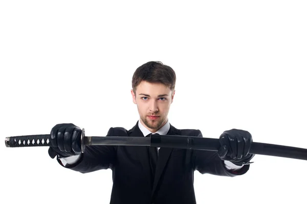 Retrato de agente en traje y guantes con katana aislada sobre blanco - foto de stock