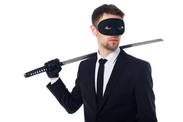 Retrato de agente espía en máscara y guantes con katana mirando hacia otro lado aislado en blanco - foto de stock