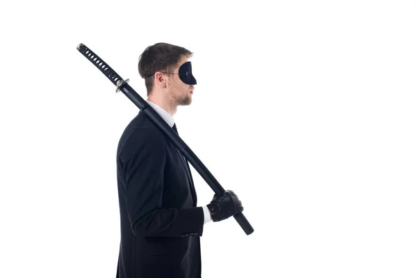 Боковой вид агента-шпиона в маске и перчатках с Фабрегасом, изолированным на белом — стоковое фото