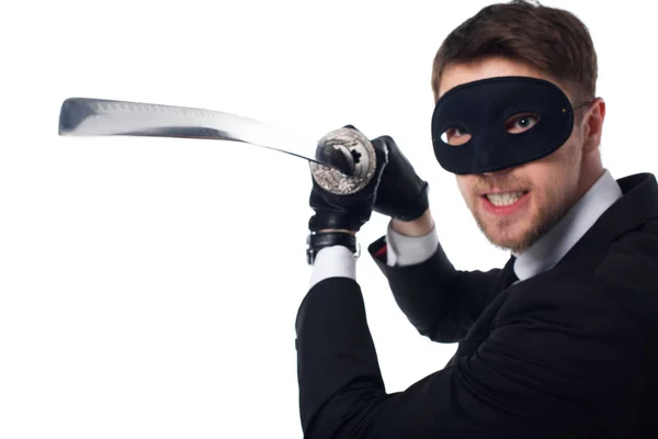Retrato de agente espía emocional en máscara y guantes con katana aislada en blanco - foto de stock