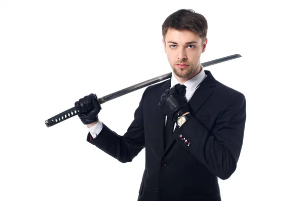 Retrato de agente espía en traje y guantes con katana aislada en blanco - foto de stock
