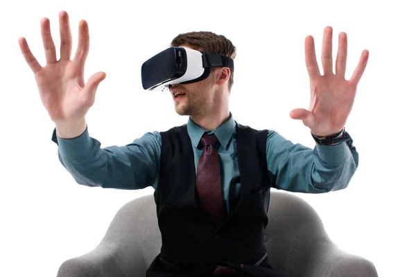 Retrato de agente em realidade virtual fone de ouvido sentado em poltrona isolado em branco — Fotografia de Stock