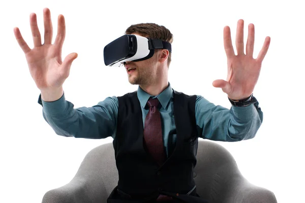 Portrait de l'agent en réalité virtuelle casque assis dans un fauteuil isolé sur blanc — Photo de stock