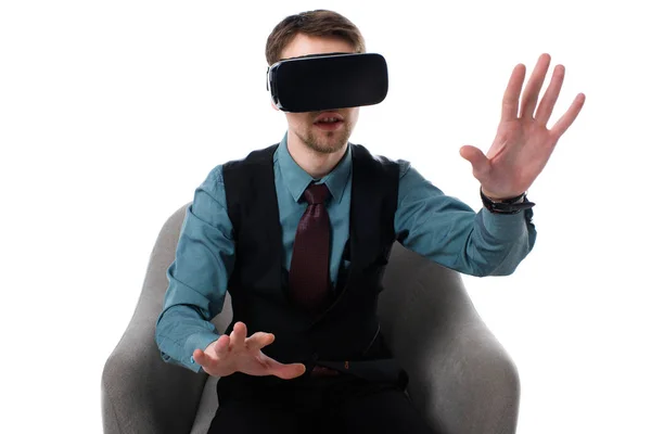 Portrait de l'agent en réalité virtuelle casque assis dans un fauteuil isolé sur blanc — Photo de stock
