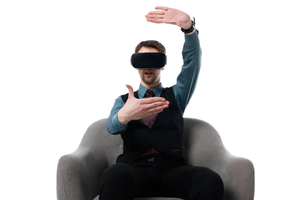 Портрет агента в гарнитуре виртуальной реальности, сидящего в кресле изолированном на белом — стоковое фото