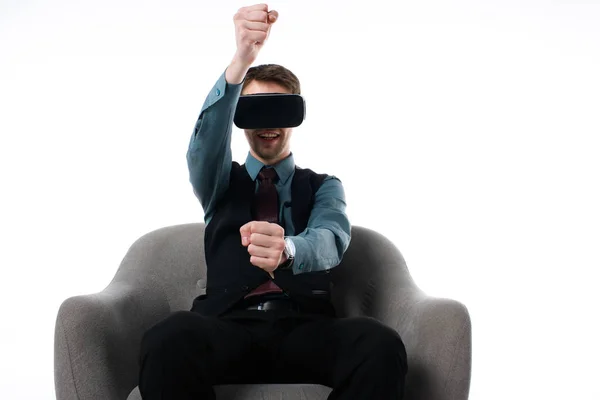 Ritratto di agente in realtà virtuale auricolare seduto in poltrona isolato su bianco — Foto stock