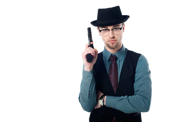Портрет шпиона в шляпе и очках с пистолетом, изолированным на белом — стоковое фото