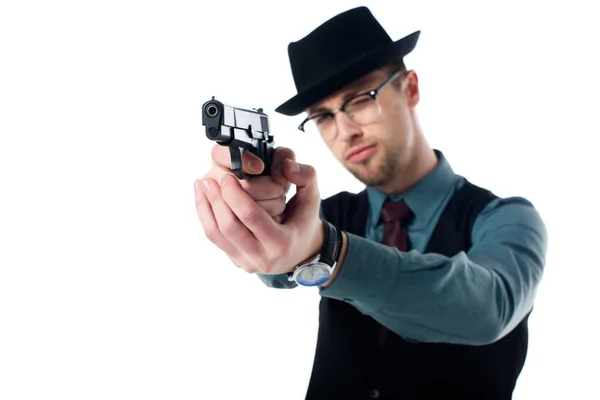 Retrato de espía en sombrero y anteojos con arma aislada en blanco - foto de stock