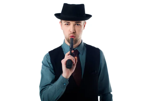 Портрет шпиона в шляпе с пистолетом, изолированным на белом — стоковое фото