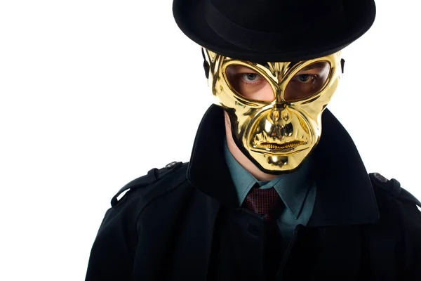 Porträt eines Verbrechers mit goldener Maske, Hut und schwarzem Mantel, der isoliert auf weiß in die Kamera blickt — Stockfoto