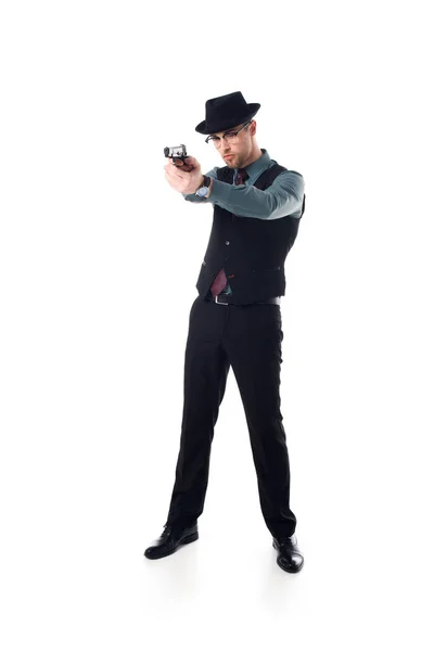 Стильний шпигун в капелюсі і окулярах з пістолетом ізольовані на білому — стокове фото
