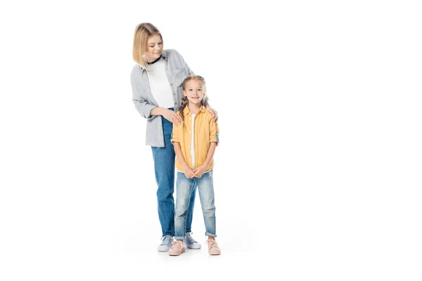 Mãe sorridente e pequena filha isolada em branco — Fotografia de Stock