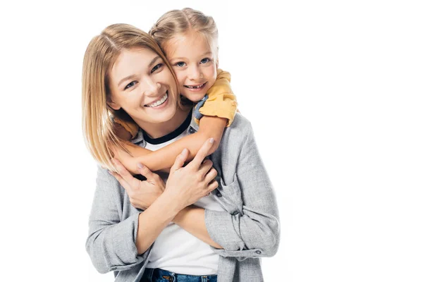 Портрет усміхненої дочки, що обіймає матір ізольовано на білому — стокове фото
