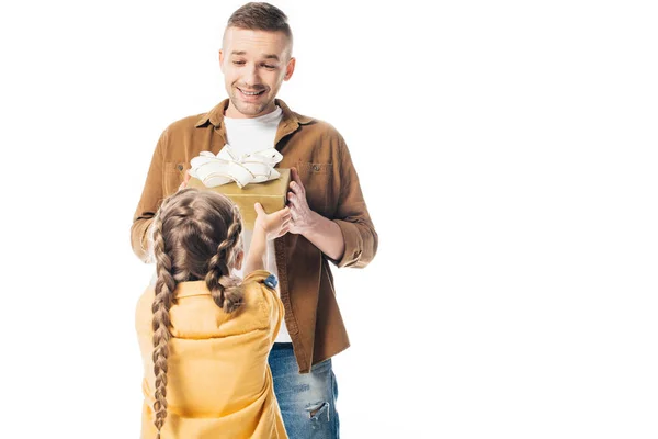 Rückseite des Mädchens überreicht verpacktes Geschenk an lächelnden Vater isoliert auf Weiß — Stockfoto