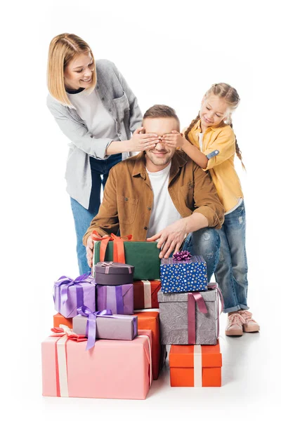 Mujer y niño cubriendo los ojos de los padres para hacer sorpresa aislado en blanco - foto de stock