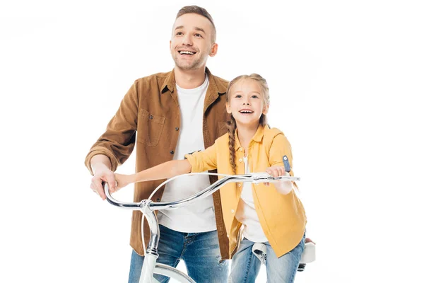 Porträt von lächelndem Vater und kleiner Tochter auf Fahrrad isoliert auf weiß — Stockfoto