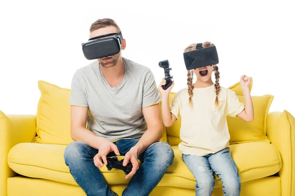 Familia en auriculares de realidad virtual con joysticks jugando videojuegos aislados en blanco - foto de stock