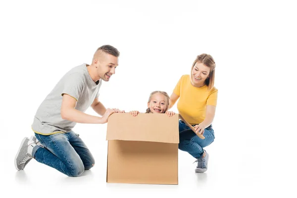Pais felizes e filhinha em caixa de papelão se divertindo juntos isolados no branco — Fotografia de Stock