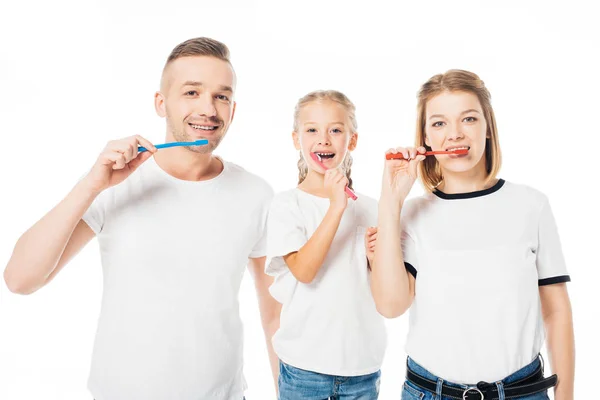 Retrato de la familia en ropa similar cepillado dientes aislados en blanco - foto de stock