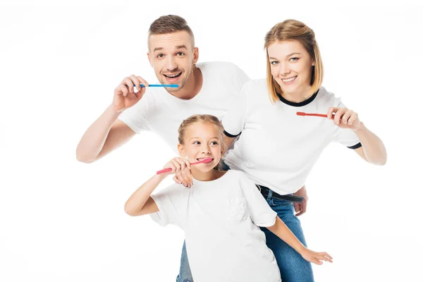 Retrato da família em roupas semelhantes escovação dentes isolados em branco — Fotografia de Stock