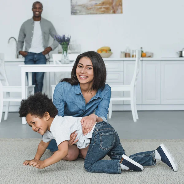 Glücklich afrikanisch-amerikanische Mutter hat Spaß mit Sohn zu Hause — Stockfoto