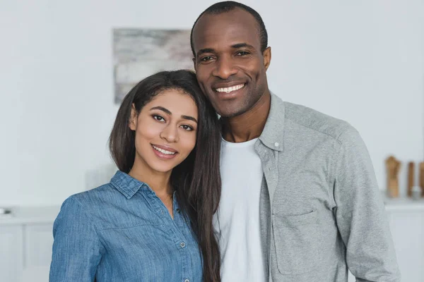 Sonriente pareja afroamericana - foto de stock