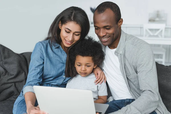 Familia afroamericana usando laptop - foto de stock